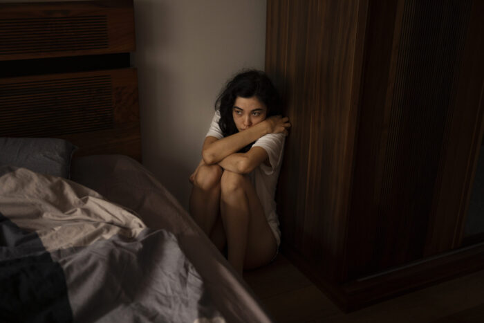 young-woman-dealing-with-anxiety violência contra mulheres