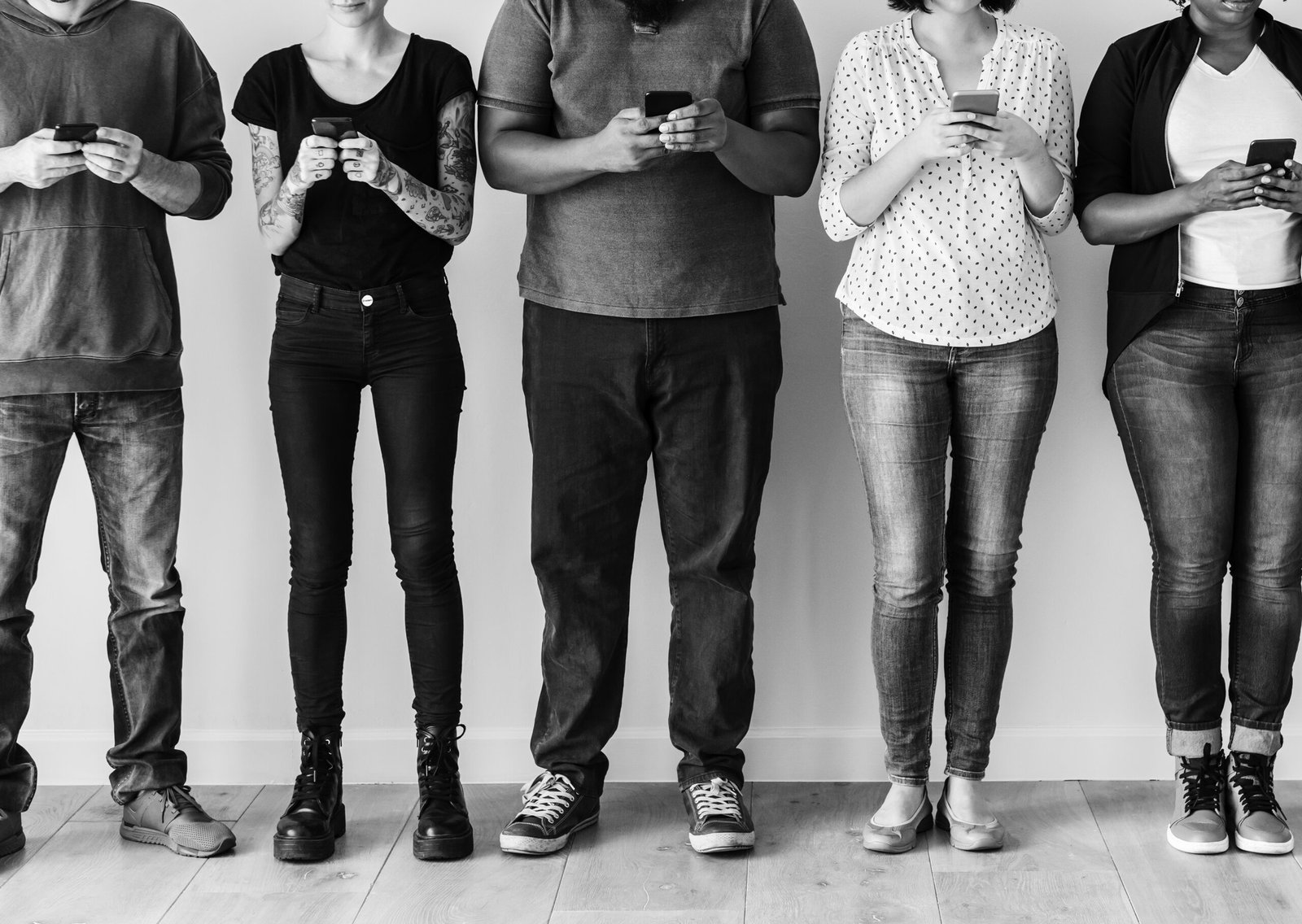 Group of people using mobile phone dificuldades sexuais em jovens